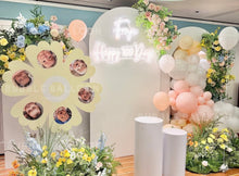 Load image into Gallery viewer, 【全場焦點】360度自動旋轉小雛菊相片板 x 霓虹燈百日宴佈置套裝