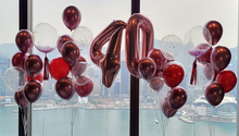 Load image into Gallery viewer, 酒紅色40歲生日水晶氣球套裝實景相，窗邊海景場地原相