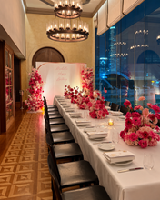 Load image into Gallery viewer, Grissini 君悅酒店生日晚宴全景，粉紅花藝背板與長桌佈置