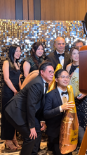 Load image into Gallery viewer, IWIRC 晚宴賓客使用香檳樽造型道具拍攝 Photo Booth 合照