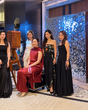 Load image into Gallery viewer, JW Marriott IWIRC 晚宴賓客於 Photo Booth 前合照