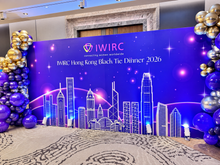 Load image into Gallery viewer, IWIRC 晚宴紫金色背景佈置斜側面，星空及香港城市天際線圖案