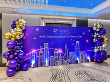 Load image into Gallery viewer, JW Marriott｜IWIRC Hong Kong Black Tie Dinner 2026 紫金色星空背景板及左右氣球佈置全景