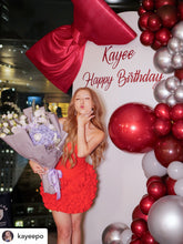 Load image into Gallery viewer, Kayee 生日派對實景：巨型酒紅蝴蝶結、白色生日背板及酒紅銀色氣球