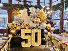 Load image into Gallery viewer, Mamamis 50歲生日佈置：金銀黑白氣球牆、金色星芒及50數字燈