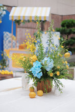 Load image into Gallery viewer, 藍黃白色鮮花餐桌花藝