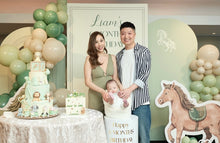 Load image into Gallery viewer, 客人分享於 Regent Hong Kong 拍攝的 Liam 半歲生日家庭合照，配奶油綠小馬主題背景