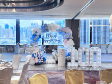 Load image into Gallery viewer, 萬麗海景酒店 Ethan 海洋主題百日宴佈置全景，藍白氣球拱門、鯨魚造型及發光100數字燈
