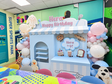 Load image into Gallery viewer, Super Sports Park Hera 9歲生日佈置全景，粉彩氣球及動物造型立牌